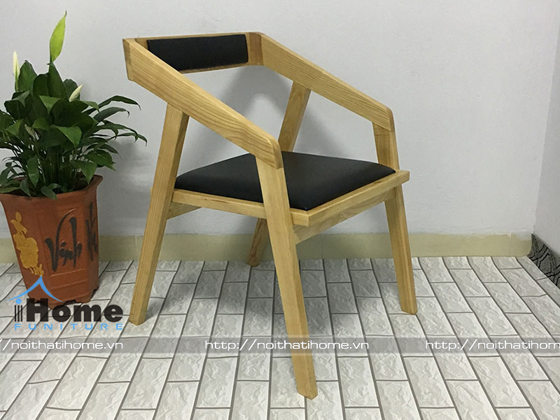 Ghế gỗ cà phê rất hợp với phong cách vintage 